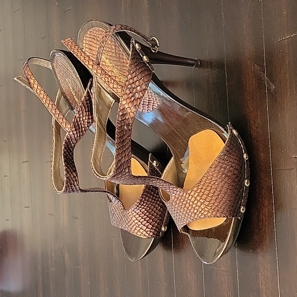 Pumps - Picture 2 of 3